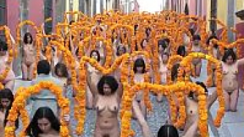 รวมตัวสาวเเซ่บทั้งเมืองมาถ่ายนู้ด Nude xxx ถ่ายภาพโป๊แม็กซิกันอยู่กลางเมือง เดินเเก้ผ้าโชว์หี ออกข่าวหน้าหนึ่งของต่างประเทศ