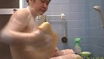 คลิปหลุดแอบถ่ายญี่ปุ่น คนอ้วนนมใหญ่นั่งอาบน้ำล้างหอยก่อนนัดเจอผัวขัดหีซะอย่างดีหีหอมแน่