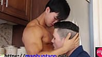 เกย์จีน VS เกย์ฝรั่ง หนังXหนังXเกย์ Chinese Gay Porn เกย์จีนข้ามรุ่นเย็ดตูดเกย์ฝรั่ง ตีลังกาเย็ดในครัวให้รู้จักนักแทงประตูหลังจากแดนมังกร ชักว่าวน้ำแตกพร้อมกัน